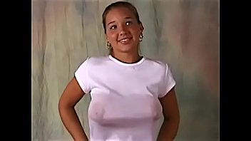 Милашка снимает одежду на порно пробах и намыливает истинные сиськи в белоснежной ванной